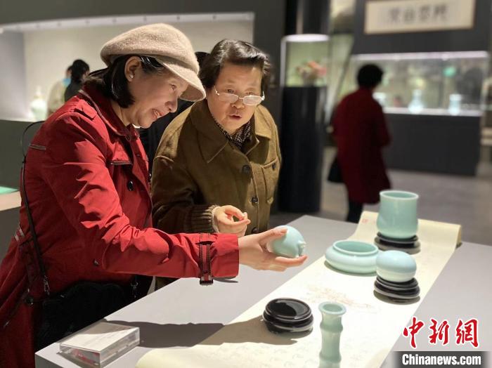 参观者观赏青瓷作品。 钱晨菲 摄 参观者观赏青瓷作品。 钱晨菲 摄